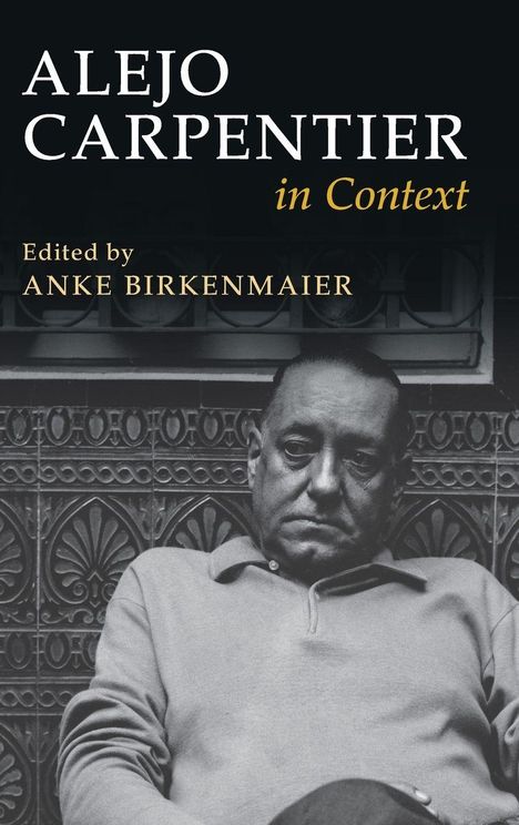 Text: "ALEJO CARPENTIER in Context, Edited by ANKE BIRKENMAIER". Ein ernster Mann sitzt vor einem kunstvollen Hintergrund.