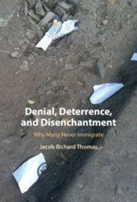 Text: "Denial, Deterrence, and Disenchantment: Why Many Never Immigrate. Jacob Richard Thomas." Erdiger Untergrund mit Papierstücken.
