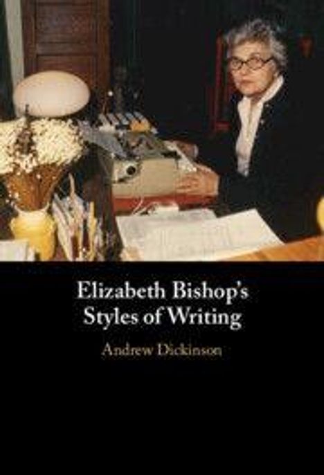 „Elizabeth Bishop’s Styles of Writing“ von Andrew Dickinson. Eine Frau sitzt an einem Schreibtisch mit Schreibmaschine.