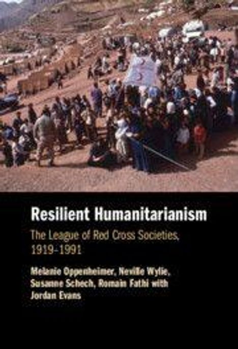 Text: "Resilient Humanitarianism: The League of Red Cross Societies, 1919-1991. Melanie Oppenheimer, Neville Wylie, Susanne Schech, Romain Fathi with Jordan Evans". Bevölkerungsgruppe in einer lehmigen Umgebung.