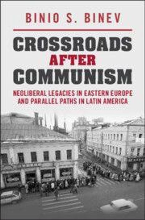 "Crossroads After Communism" von Binio S. Binev. Schwarz-weißes Foto von Menschen in einer Straße mit historischen Gebäuden.