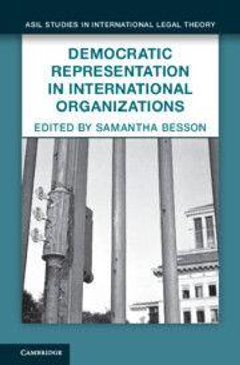 DEMOCRATIC REPRESENTATION IN INTERNATIONAL ORGANIZATIONS, herausgegeben von Samantha Besson. Foto von Gebäuden hinter Gitterstäben.
