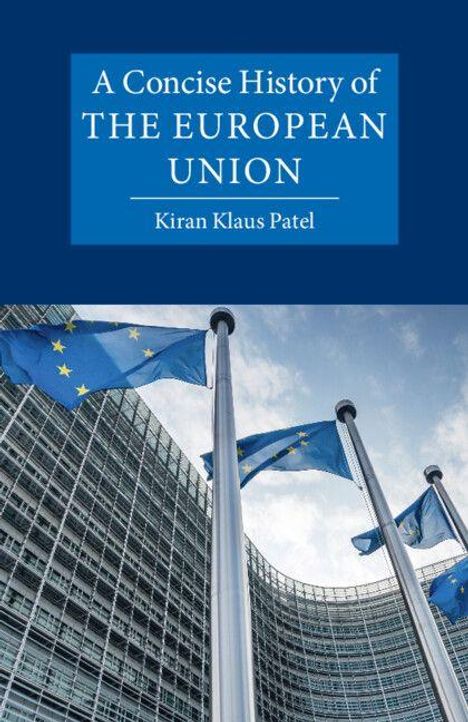 Text: "A Concise History of THE EUROPEAN UNION, Kiran Klaus Patel." Europaflaggen vor einem modernen Glasgebäude.