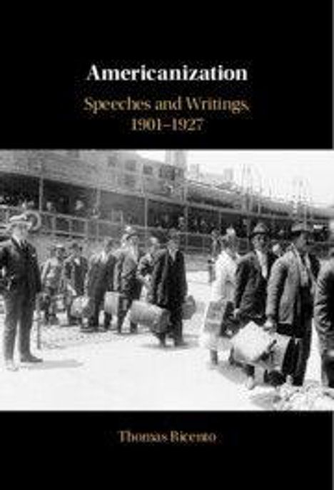 Text: "Americanization. Speeches and Writings, 1901-1927. Thomas Ricento." 
Szene: Menschen mit Koffern vor einem Gebäude.