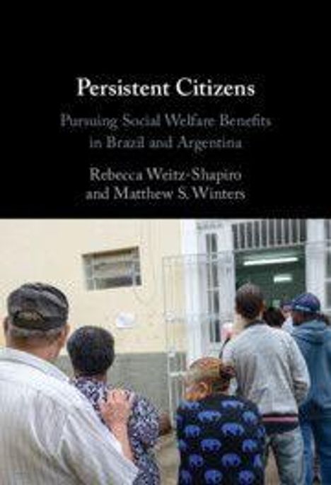 Text: "Persistent Citizens: Pursuing Social Welfare Benefits in Brazil and Argentina" von Rebecca Weitz-Shapiro und Matthew S. Winters. Menschen stehen in einer Schlange vor einem Gebäude.