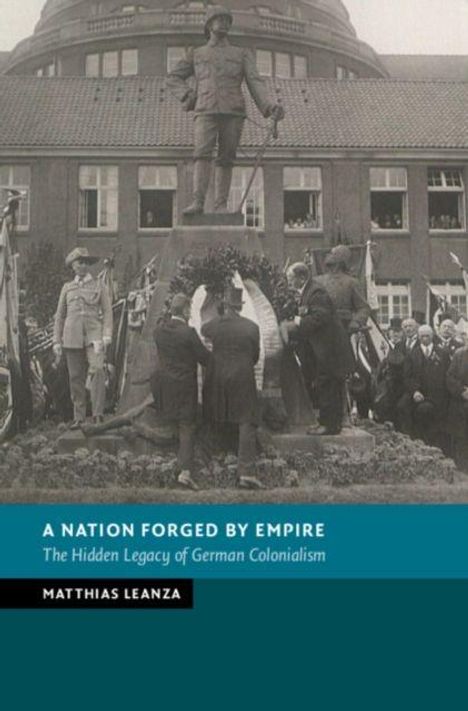 "A Nation Forged by Empire" und "The Hidden Legacy of German Colonialism" von Matthias Leanza. Menschen stehen vor einer Statue.