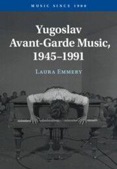 „Yugoslav Avant-Garde Music, 1945-1991, LAURA EMMERY.“ Eine Person beugt sich über ein Klavier.