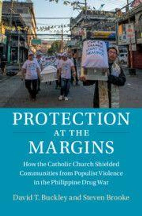 Titel: "PROTECTION AT THE MARGINS". Menschen tragen Särge durch eine belebte Straße.