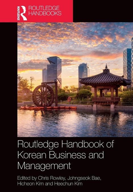 "Routledge Handbook of Korean Business and Management" vor einer Skyline mit traditionellem Pavillon und modernem Hochhaus.