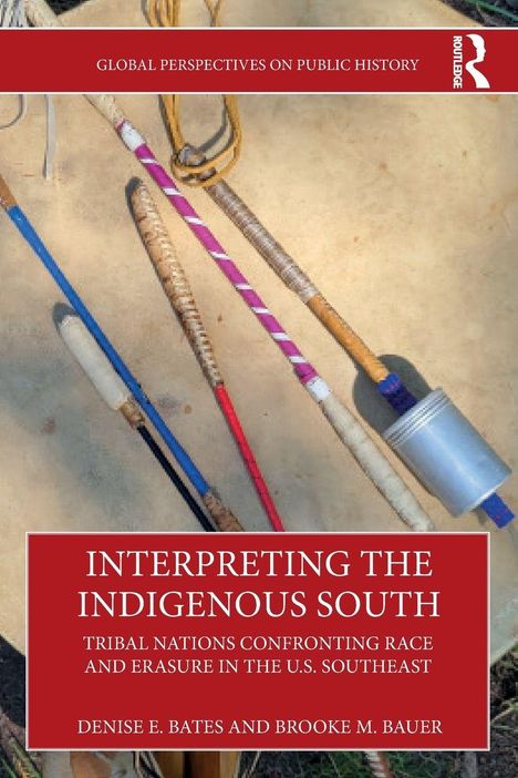 „Interpreting the Indigenous South“, thematisiert Stammesnationen im US-Südosten. Mehrere farbige Stöcke auf beigem Hintergrund.