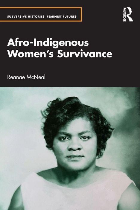 „Afro-Indigenous Women's Survivance“ von Reanae McNeal. Schwarz-weißes Porträt einer Frau in historischer Kleidung.