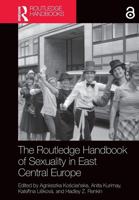 Oben: „ROUTLEDGE HANDBOOKS“. Unten: Buchtitel und Herausgebernamen. Schwarzweißfoto zeigt fröhliche Menschen mit Hüten.