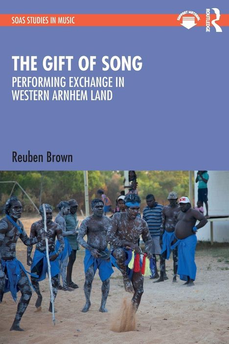 "The Gift of Song: Performing Exchange in Western Arnhem Land" von Reuben Brown. Tanzende, bemalte Männer im Freien.