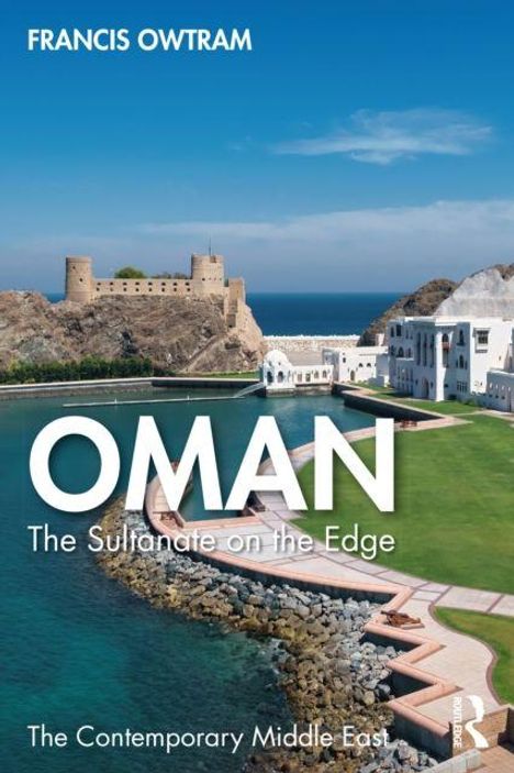 "OMAN: The Sultanate on the Edge" steht auf einem Bild mit einer Küstenlandschaft und historischen Gebäuden.