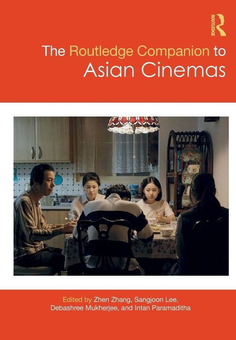 „The Routledge Companion to Asian Cinemas“, bearbeitet von Zhen Zhang, Sangjoon Lee, Debashree Mukherjee, Intan Paramaditha. Eine Familie sitzt beim Essen am Tisch in einer heimischen Umgebung.