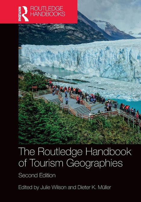 „The Routledge Handbook of Tourism Geographies, Second Edition“. Menschen auf einer Plattform vor einem Gletscher.