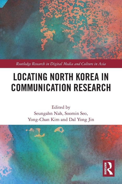 "Locating North Korea in Communication Research" in schwarzer Schrift. Buntes abstraktes Design im Hintergrund.