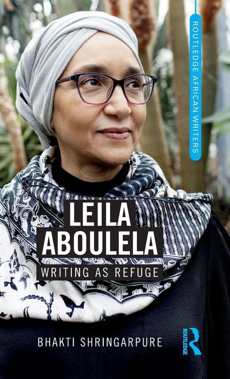 "Leila Aboulela: Writing as Refuge" von Bhakti Shringarpure. Frau mit Brille und Kopftuch vor Pflanzen.