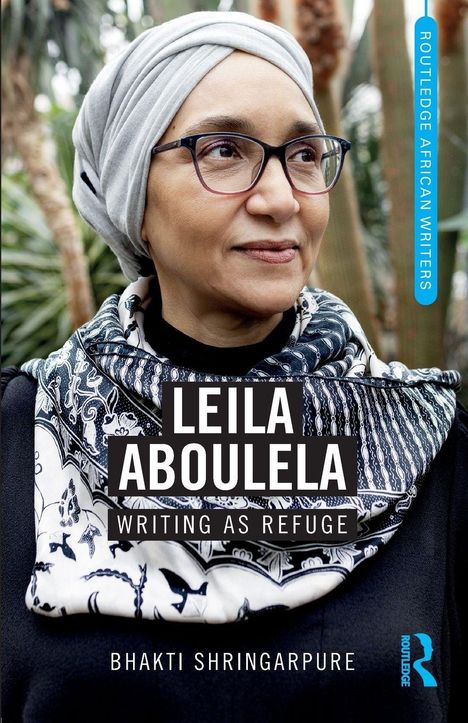 LEILA ABOULELA: WRITING AS REFUGE. Eine Frau mit Brille und Kopftuch in einem grünen, naturbelassenen Umfeld.