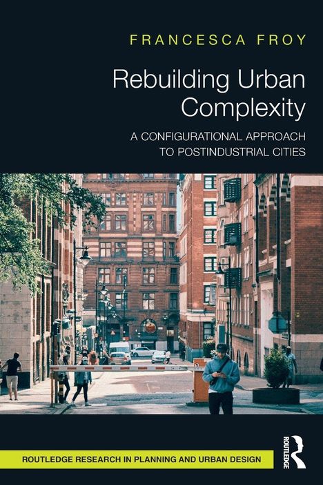 "Rebuilding Urban Complexity" von Francesca Froy; Straßenszene mit historischen Gebäuden und Menschen.