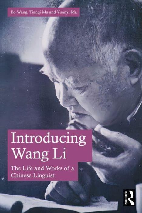 „Introducing Wang Li: The Life and Works of a Chinese Linguist“; eine ältere Person liest ein Buch.