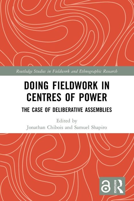 „DOING FIELDWORK IN CENTRES OF POWER“ in schwarz auf weißem Hintergrund. Abstrakte rote Muster als Hintergrund.