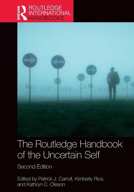 "The Routledge Handbook of the Uncertain Self, Second Edition," herausgegeben von Patrick J. Carroll, Kimberly Rios, Kathryn C. Oleson. Silhouette einer Person in nebliger Landschaft mit vielen Verkehrsschildern.