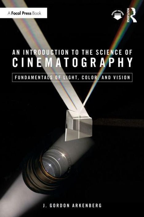 Text: "An Introduction to the Science of Cinematography: Fundamentals of Light, Color and Vision." Ein Prisma bricht Lichtstrahlen.