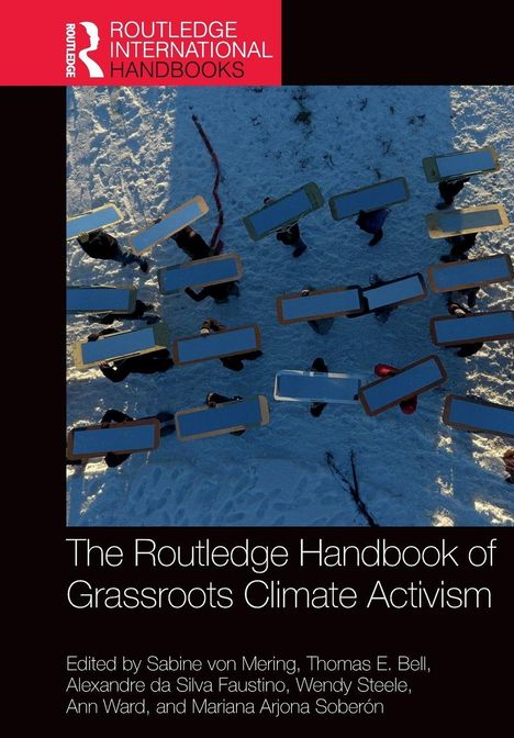 "The Routledge Handbook of Grassroots Climate Activism" zeigt Menschen, die Spiegel auf schneebedecktem Boden halten.