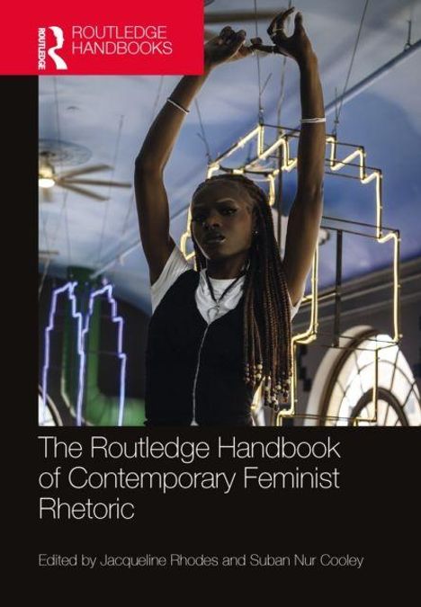 "The Routledge Handbook of Contemporary Feminist Rhetoric." Frau mit erhobenen Armen, moderne Beleuchtung im Hintergrund.