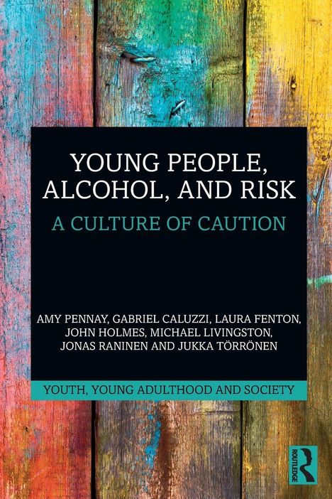 "Young People, Alcohol, and Risk: A Culture of Caution" von mehreren Autoren. Bunter, verwitterter Holz-Hintergrund.