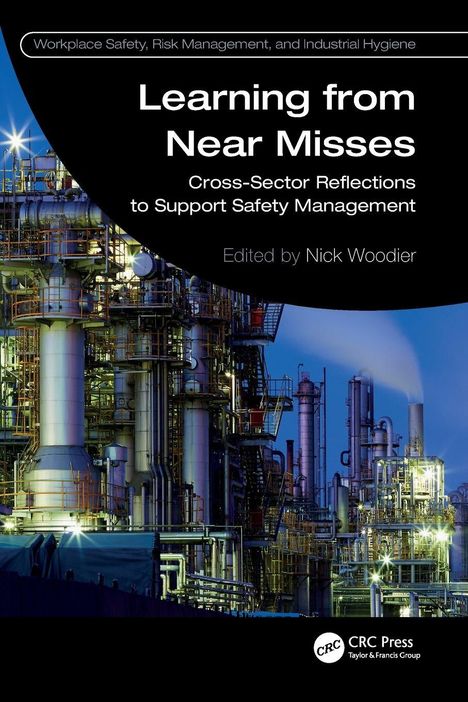 „Learning from Near Misses“; Industrieanlage bei Nacht; metallische Strukturen und Rohre; Logo von CRC Press.