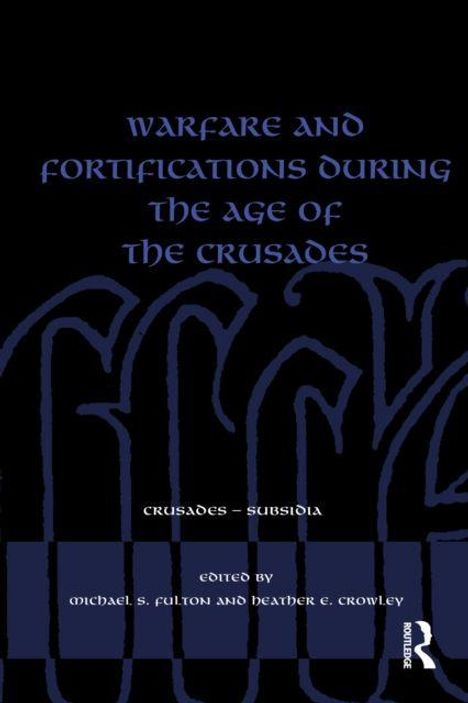 "Warfare and Fortifications During the Age of the Crusades" in blauer Schrift auf schwarzem Hintergrund.