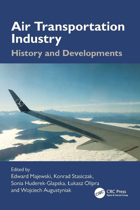 Titel: Air Transportation Industry - History and Developments. Herausgeber: Edward Majewski, Konrad Stasiczak et al. Flugzeugflügel über Wolken und Bergen.