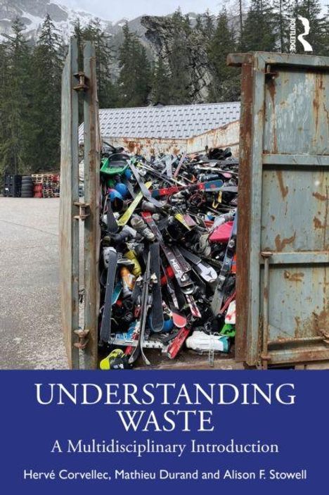 Text: "UNDERSTANDING WASTE: A Multidisciplinary Introduction." Ein Metallcontainer voller alter Skier, im Freien platziert.