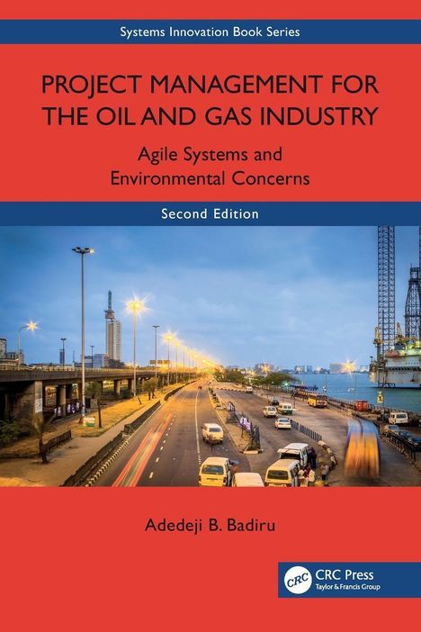 "Project Management for the Oil and Gas Industry" steht auf einem Buchcover. Eine belebte Stadtstraße bei Dämmerung.