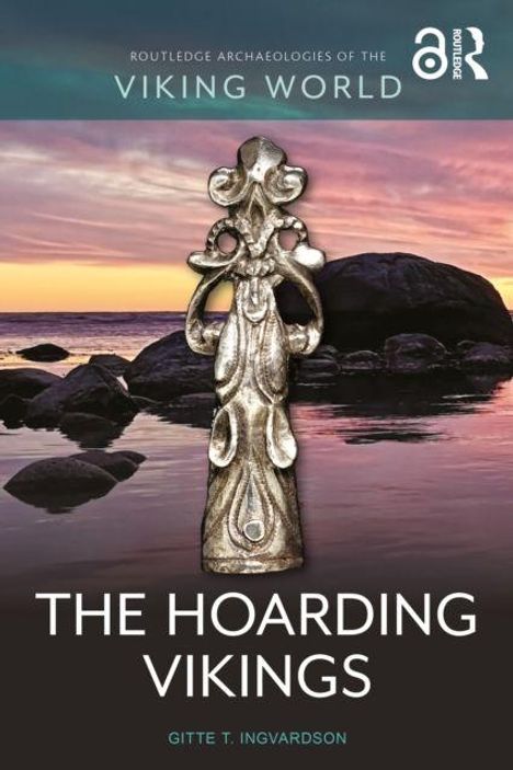 "The Hoarding Vikings" von Gitte T. Ingvardson. Im Hintergrund Sonnenuntergang über einem felsigen Küstenabschnitt.