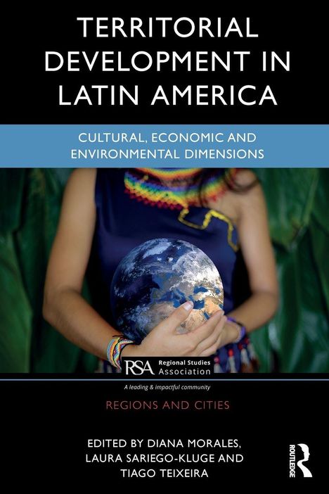 "Territorial Development in Latin America", blaue Erde in Händen, farbenfrohes Kleid und grüne Blätter im Hintergrund.