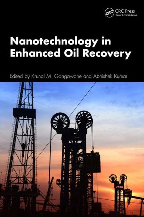 "Nanotechnology in Enhanced Oil Recovery" von Krunal M. Gangawane, Abhishek Kumar. Silhouette von Ölbohrtürmen vor Dämmerung.