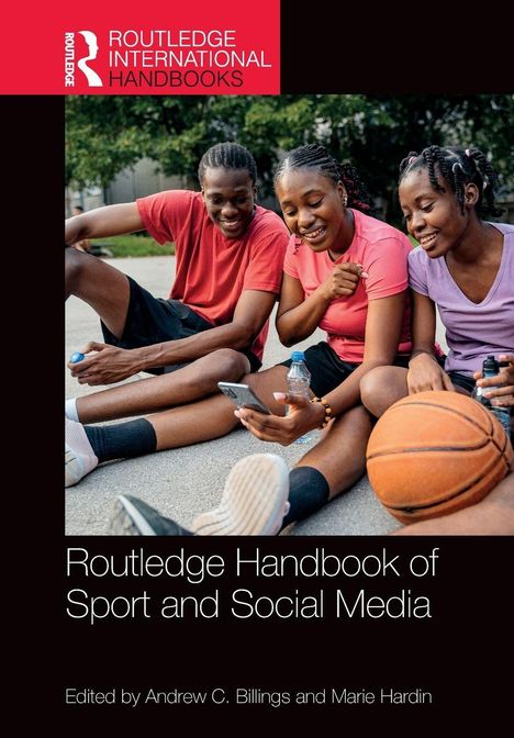 Titel: "Routledge Handbook of Sport and Social Media". Drei Personen sitzen lachend zusammen, eine hält ein Handy.