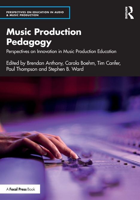"Music Production Pedagogy" Titel über einem Mischpult. Hand bewegt Regler, das Design ist modern mit violettem Licht.