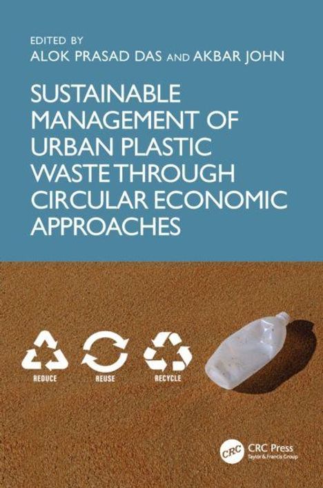 "SUSTAINABLE MANAGEMENT OF URBAN PLASTIC WASTE THROUGH CIRCULAR ECONOMIC APPROACHES", Symbole für Reduzieren, Wiederverwenden, Recyceln, und eine Plastikflasche auf Sand.