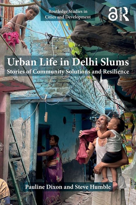 „Urban Life in Delhi Slums: Stories of Community Solutions and Resilience“, Pauline Dixon, Steve Humble. Menschen in einem belebten Slum.