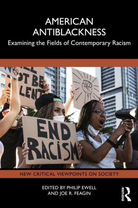 Buchtitel: "American Antiblackness". Zwei Frauen protestieren mit Schildern: "End Racism", "We Will Not Be Silent".