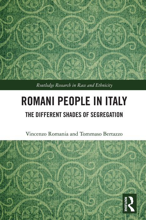 Oben: Routledge Research in Race and Ethnicity. Titel: Romani People in Italy. Untertitel: The Different Shades of Segregation. Autoren: Vincenzo Romania und Tommaso Bertazzo. Grüner, dekorativer Hintergrund mit ornamentalen Mustern.