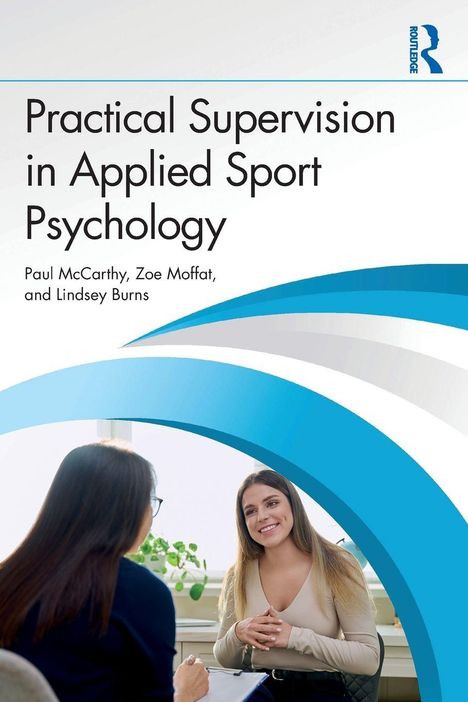 Text: "Practical Supervision in Applied Sport Psychology" von Paul McCarthy, Zoe Moffat und Lindsey Burns. Zwei Frauen im Gespräch.