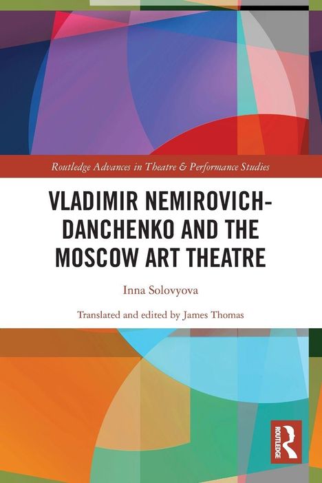 "Vladimir Nemirovich-Danchenko and the Moscow Art Theatre" steht in schwarzen Lettern vor buntem geometrischen Hintergrund.