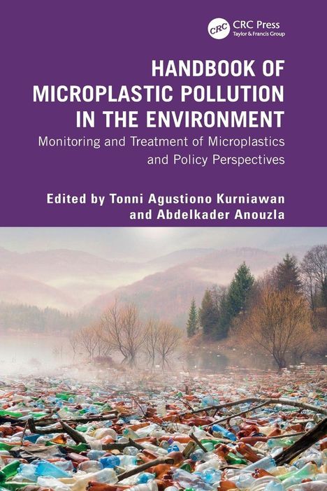 Titel: "HANDBOOK OF MICROPLASTIC POLLUTION IN THE ENVIRONMENT". Plastikmüll in nebliger Landschaft mit Bäumen.