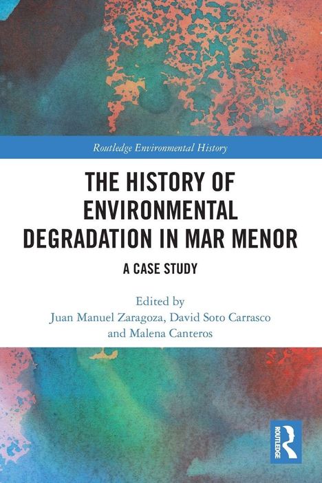 "The History of Environmental Degradation in Mar Menor: A Case Study." Aquarell-Hintergrund in Blau und Rot. Routledge-Logo.
