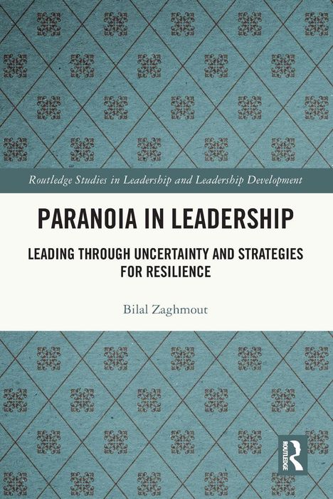 "PARANOIA IN LEADERSHIP" in großer Schrift. Muster aus braunen floralen Symbolen auf grünlichem Hintergrund.